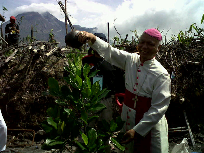 Tokoh Lintas Agama Tanam Pohon di Lereng Merapi